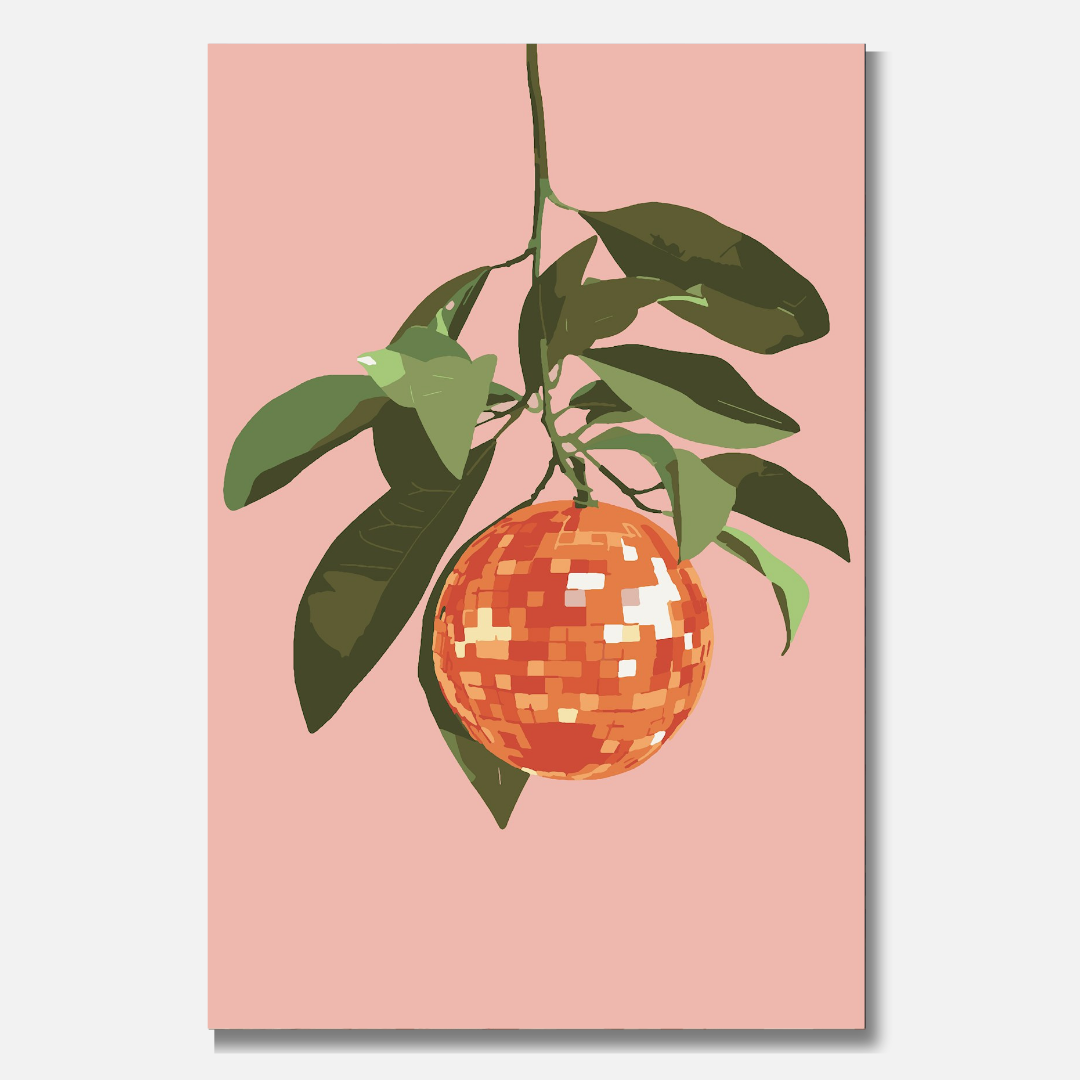 Malen-nach-Zahlen-Motiv einer glänzenden Discokugel in Form einer Orange, die an einem grünen Zweig hängt, vor einem sanften rosa Hintergrund. Perfekt für moderne Kunstliebhaber, DIY-Projekte und stilvolle Wohnraumdekoration.