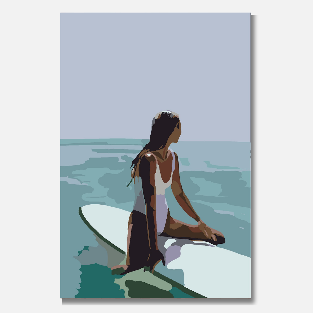 Malen-nach-Zahlen-Motiv einer jungen Frau mit langen Haaren, die in einem weißen Badeanzug auf einem Surfbrett im ruhigen Ozean sitzt. Perfekt für Surfer, Meeresliebhaber und DIY-Kunstprojekte.
