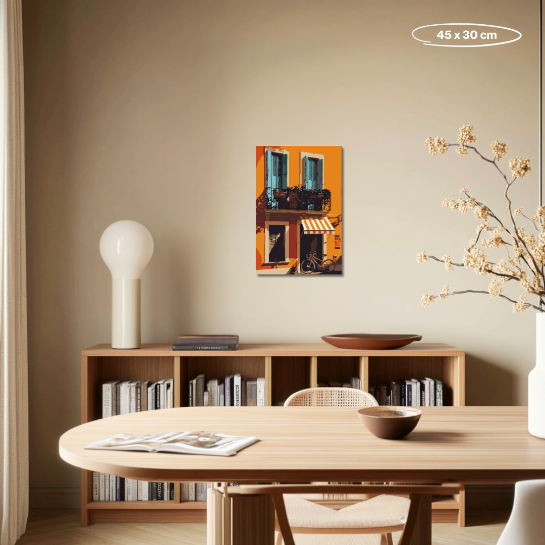 Malen-nach-Zahlen-Set 'Terracotta Balcony' mit mediterranem Stadtmotiv. Das Bild zeigt eine orangefarbene Fassade mit zwei blauen Fensterläden, einem Balkon mit Pflanzen und einer gestreiften Markise über einer Eingangstür. Ein Fahrrad lehnt an der Wand, während das Sonnenlicht warme Schatten wirft.