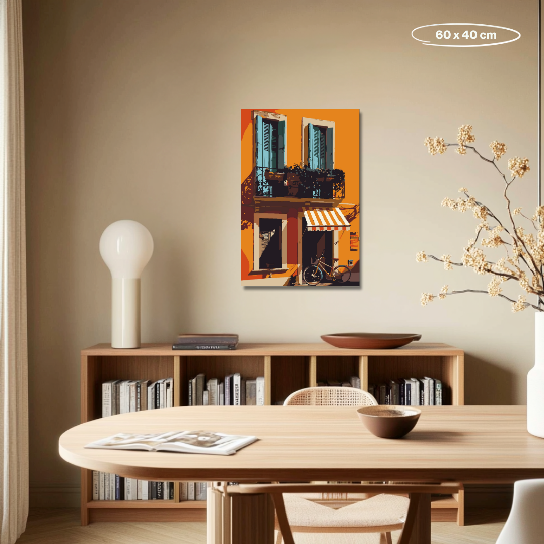 Malen-nach-Zahlen-Set 'Terracotta Balcony' mit mediterranem Stadtmotiv. Das Bild zeigt eine orangefarbene Fassade mit zwei blauen Fensterläden, einem Balkon mit Pflanzen und einer gestreiften Markise über einer Eingangstür. Ein Fahrrad lehnt an der Wand, während das Sonnenlicht warme Schatten wirft.