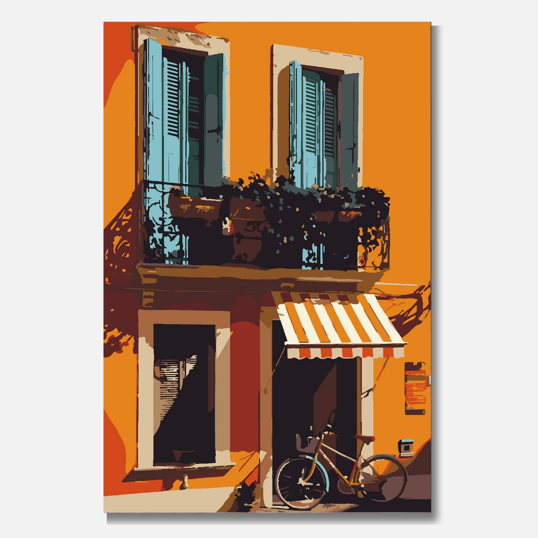 Malen-nach-Zahlen-Set 'Terracotta Balcony' mit mediterranem Stadtmotiv. Das Bild zeigt eine orangefarbene Fassade mit zwei blauen Fensterläden, einem Balkon mit Pflanzen und einer gestreiften Markise über einer Eingangstür. Ein Fahrrad lehnt an der Wand, während das Sonnenlicht warme Schatten wirft.